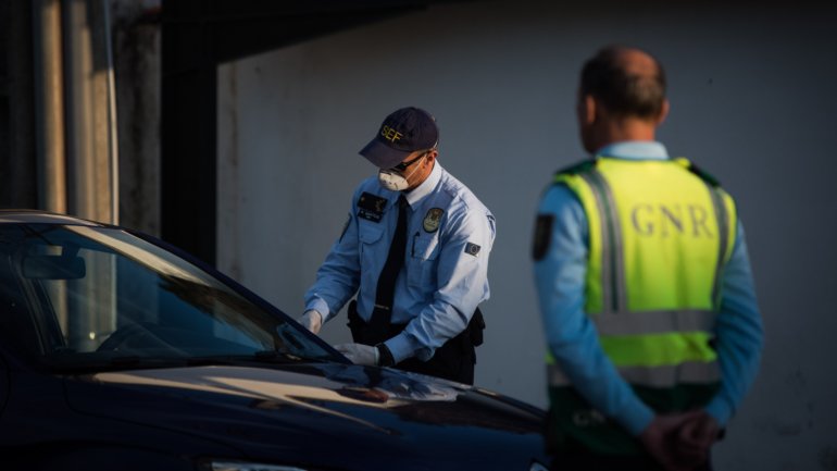 As autoridades portuguesas e espanholas têm vigiado os nove pontos de passagem autorizados na fronteira entre Portugal e Espanha