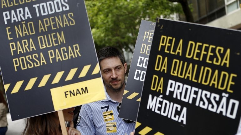 O FNAM aprovou propostas para promover a melhoria do funcionamento do SNS e a valorização do trabalho médico, entre as quais a restruturação da carreira médica e respetivas grelhas salariais
