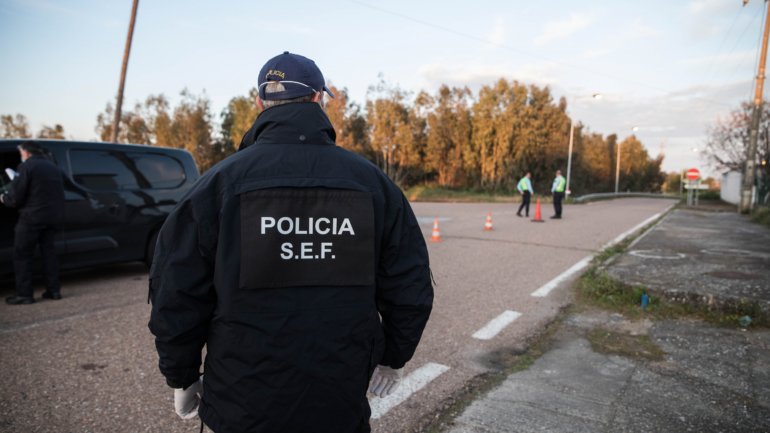 foi detido no domingo, no Ponto de Passagem Autorizada em Valença, um cidadão estrangeiro que se identificou com documentos falsos