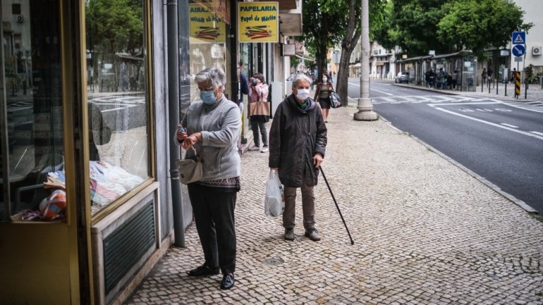 Em Portugal,  só em maio o uso de máscara foi tornado obrigatório em espaços fechados.