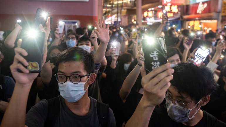 Os cidadãos de Hong Kong voltaram às ruas, cantando músicas de protesto e empenhando cartazes contra o Partido Comunista Chinês