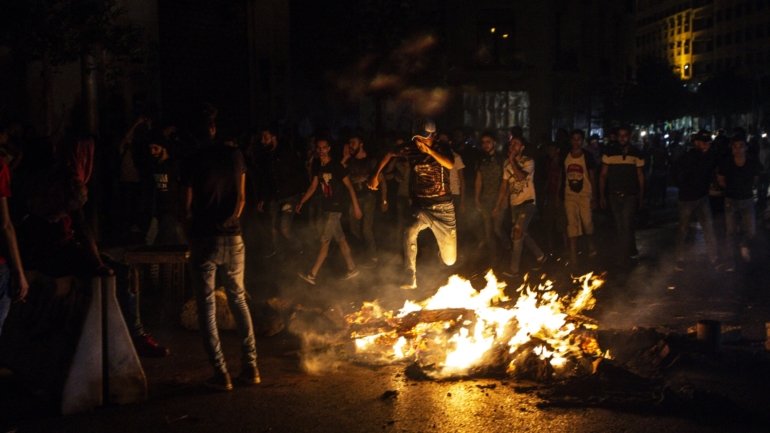 Em Beirute, na noite de sexta-feira para sábado, os manifestantes queimaram pneus e cortaram estradas