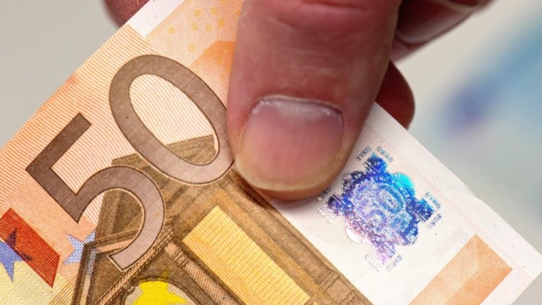 O Banco de Portugal ressalva ainda que &quot;as notas e as moedas de euro têm de ser obrigatoriamente aceites em pagamentos, pelo valor nominal, em toda a área do euro&quot;
