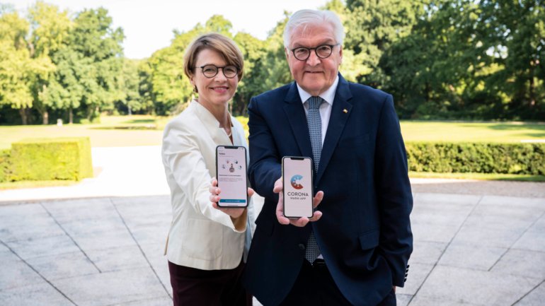O presidente alemão Frank-Walter Steinmeier e a mulher mostram a Corona Warn App