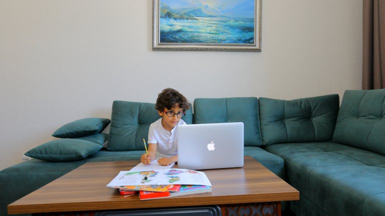 Nas crianças mais velhas o tempo em frente ao ecrã é maior, sobretudo devido ao maior tempo gasto em dispositivos eletrónicos