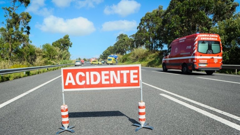 O acidente ocorreu às 11h55, num viaduto com dezenas de metros de altura, na encosta poente da serra do Marão