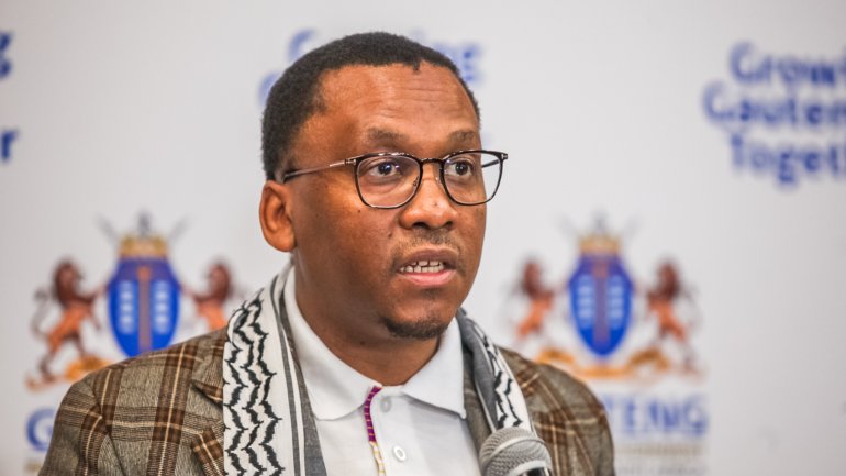 Bandile Masuku, membro do comité executivo para a saúde da província de Gauteng disse que preparavam esse número de sepulturas mas Joanesburgo desmente