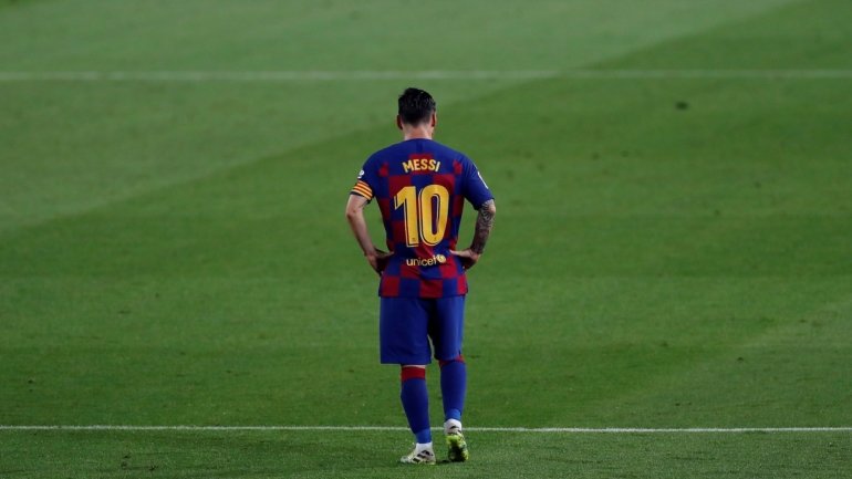 Messi pediu que seja feita &quot;uma autocrítica, a começar pelos jogadores&quot;, vincando que o FC Barcelona terá de &quot;mudar muito&quot; se quiser conquistar a Liga dos Campeões