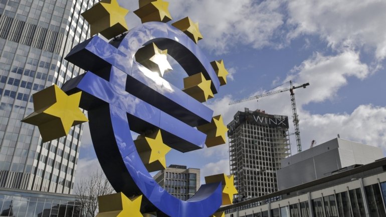 O excedente da balança de transações correntes da zona euro tinha sido de 30 mil milhões de euros em maio de 2019 e de 14 mil milhões de euros em abril deste ano