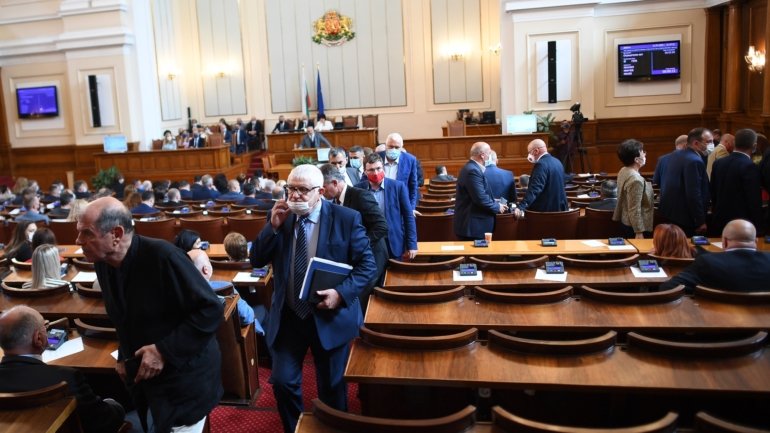 A moção de censura foi rejeitada por 124 votos num parlamento de 237 lugares