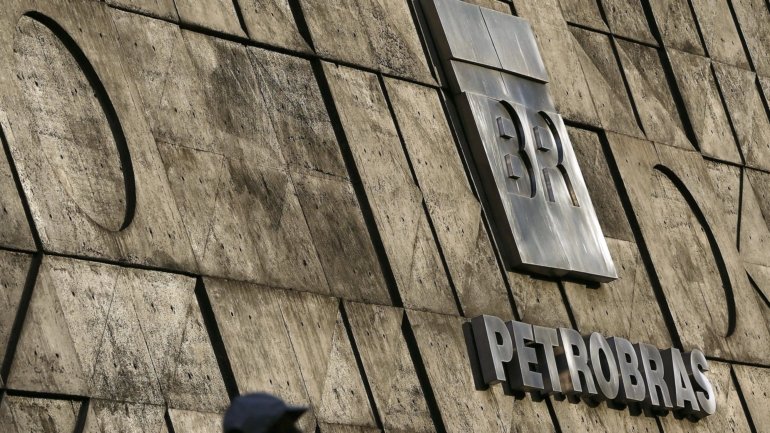 Apesar da crise, a Petrobras indicou que manteve a produção de petróleo no Brasil no nível planeado e até conseguiu atingir um recorde nas exportações de hidrocarbonetos em abril, com a venda de 30,4 milhões de barris