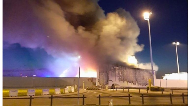 Segundo o porta-voz do aeroporto belga, Christian Delcourt, o fogo está controlado e nenhuma infraestrutura está danificada. Fica ao critério das companhias aéreas a decisão de querer ou não aterrar no aeroporto de Bierset