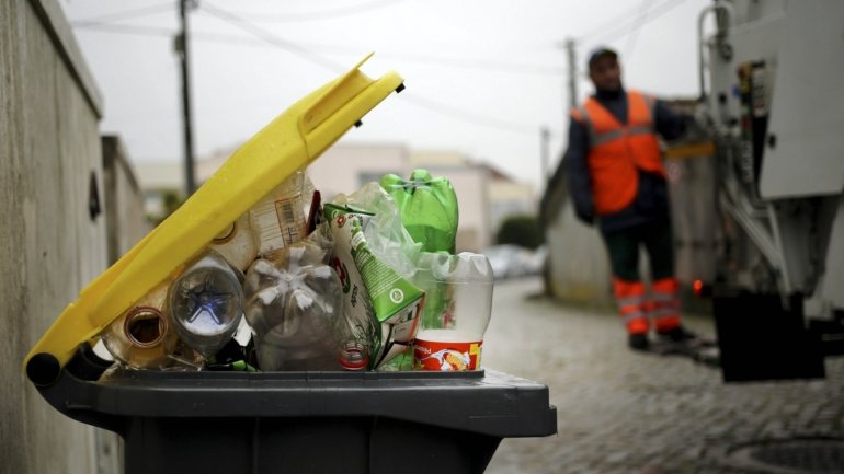 O projeto-piloto de descontos por reciclagem de garrafas de plástico arrancou a 13 de março em 23 grandes superfícies comerciais em todo o país e instaladas na área de cada um dos sistemas de gestão de resíduos urbanos