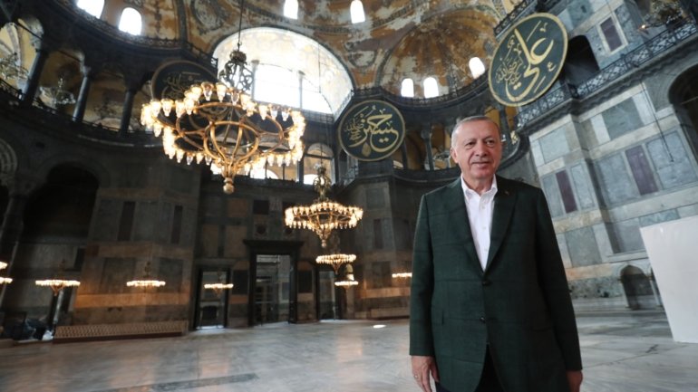 O Presidente turco, Recep Erdogan, inaugura esta sexta-feira de manhã o reconvertido templo islâmico de Santa Sofia
