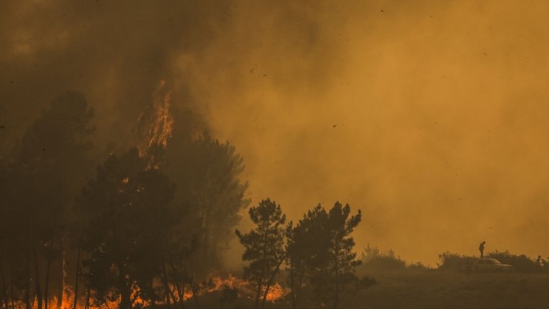 Imagem do fogo em Oleiros que deflagrou no sábado e que esta segunda-feira continua ativo