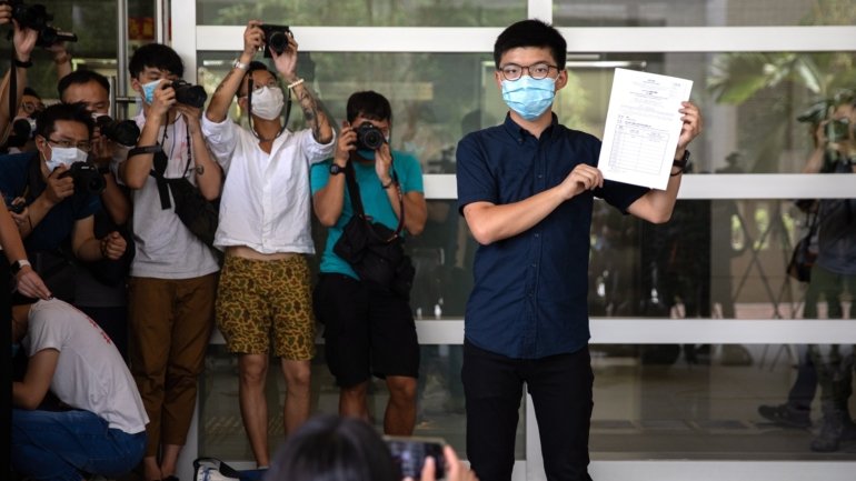 Doze candidatos pró-democracia de Hong Kong, entre os quais Joshua Wong, foram desqualificados para concorrer às eleições de setembro