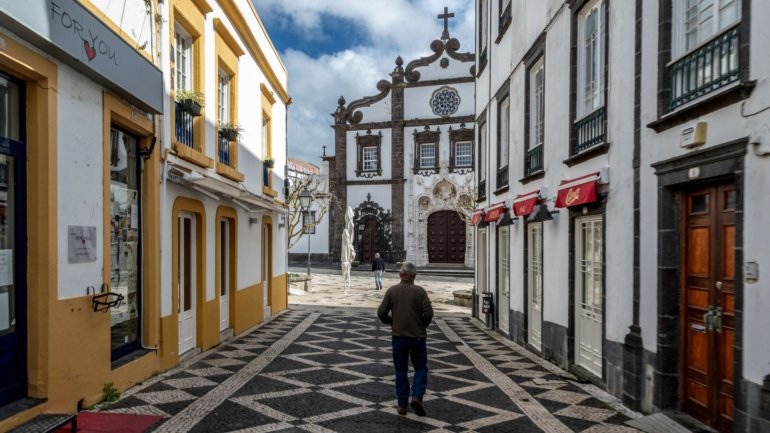 Os poucos turistas nas ruas de Ponta Delgada são portugueses