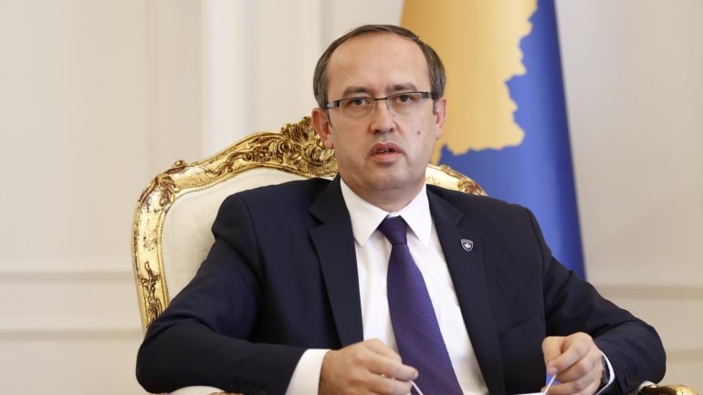 O primeiro-ministro do Kosovo, Avdullah Hoti, informou que não tem sintomas, além de uma tosse ligeira