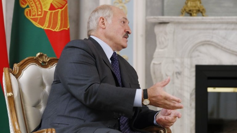 A posição contrasta com as críticas feitas por Lukashenko à Rússia na semana passada, quando a agência de segurança da Bielorrússia prendeu 33 russos perto de Minsk, acusando-os de planearem &quot;tumultos em massa&quot;