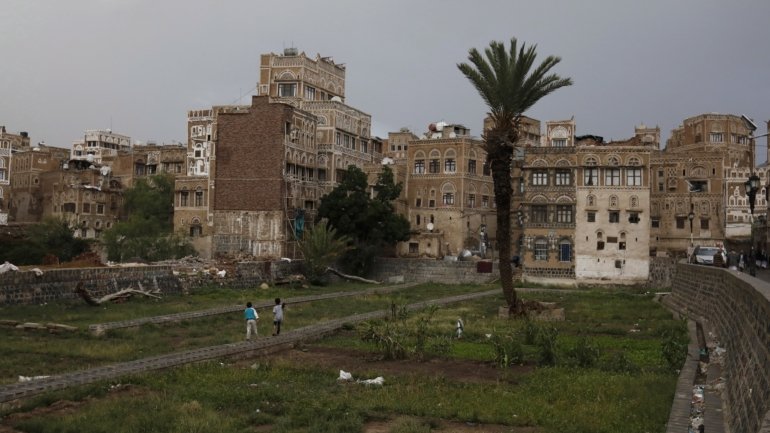 A guerra no Iémen já causou dezenas de milhares de mortos, na maioria civis, e quatro milhões de deslocados. O país enfrenta a maior crise humanitária a nível mundial, segundo a ONU, com cerca de 80% da população dependente de ajuda de emergência