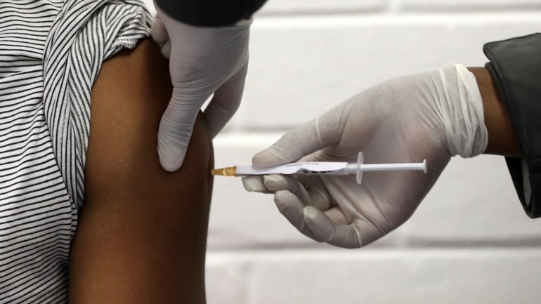 Atualmente, há 26 vacinas em todo o mundo que estão a ser testadas em humanos ou já receberam autorização para serem testadas