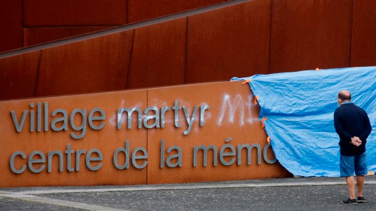 Os vários partidos franceses repudiaram o ato de vandalismo e a negação de um acontecimento da história francesa