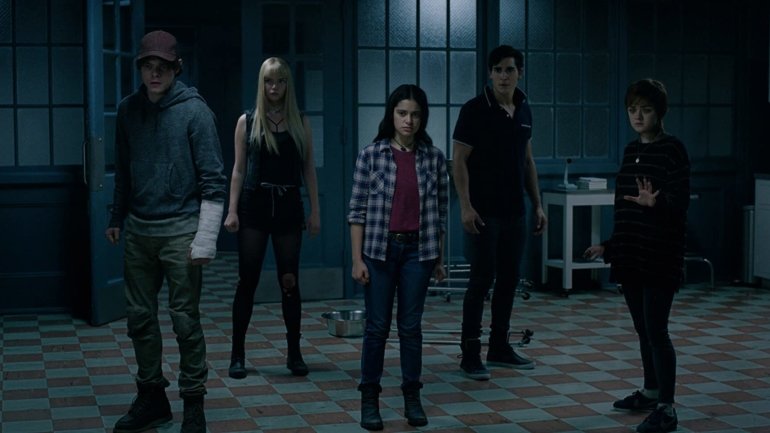 Os cinco mutantes adolescentes de &quot;Os Novos Mutantes&quot; no seu hospital-prisão