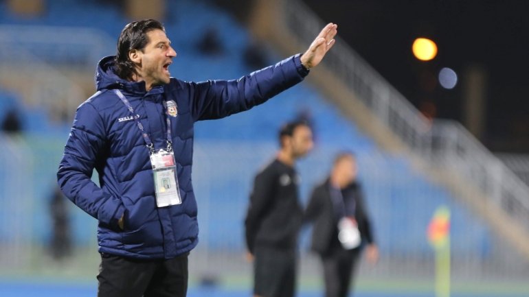 &quot;A direção do Al-Fayha decidiu terminar a ligação contratual ao treinador português Jorge Simão&quot;, informou o clube de Majmaa em comunicado