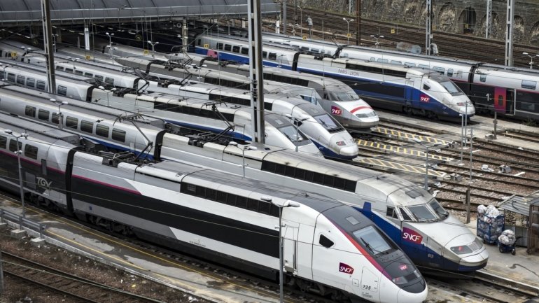 Quatro comboios de alta velocidade, ligando Bordéus a outras cidades da região, ficaram parados durante a noite de domingo, o que provocou repercussões em outras rotas, disse a SNCF