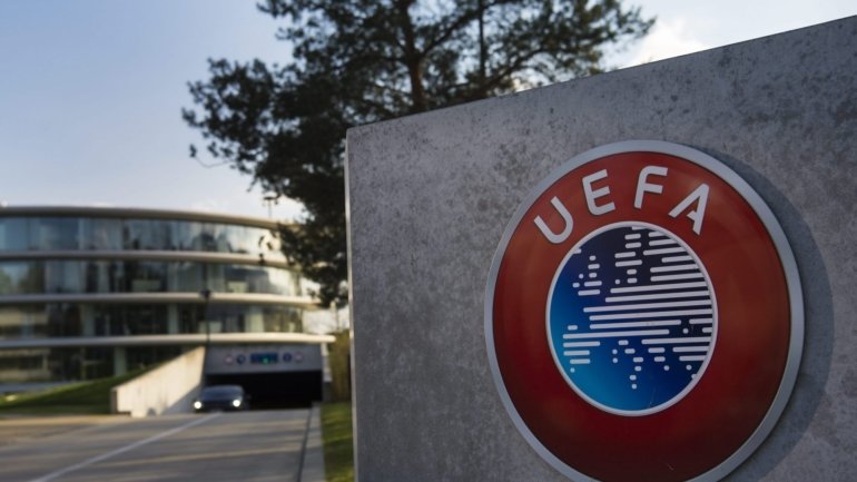 A UEFA explica que a federação que tenha tido casos de jogadores infetados será dada como derrotada