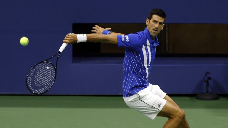 O tenista sérvio e número um mundial, Novak Djokovic, é o grande favorito à vitória no Open dos Estados Unidos, segundo 'major' da temporada, dada a ausência de Rafael Nadal, campeão em título, e Roger Federer em Nova Iorque.