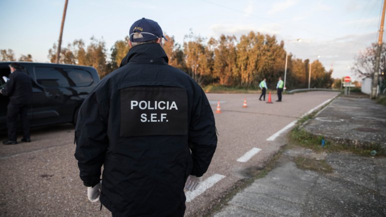 O SEF frisa que quando chegou a Portugal foram consultadas as bases de dados e confirmou-se a existência e a validade da indicação Schengen para efeitos de detenção e consequente extradição.