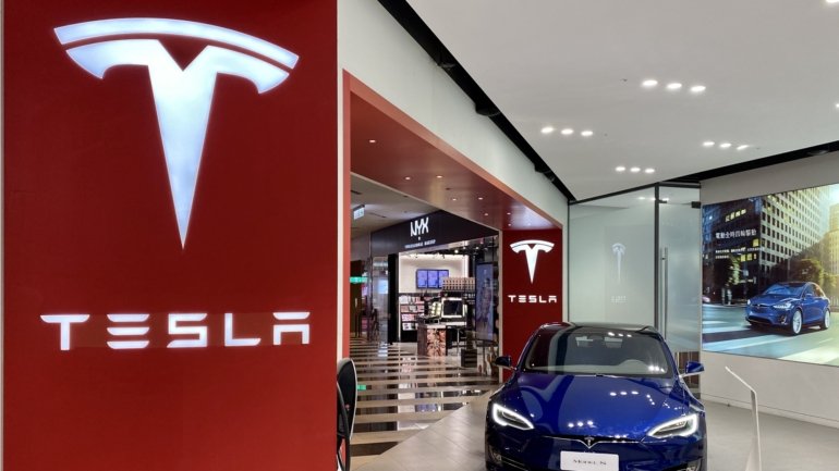 Na emissão de novas ações realizada em fevereiro, a Tesla tinha já angariado cerca de 2.000 milhões de dólares
