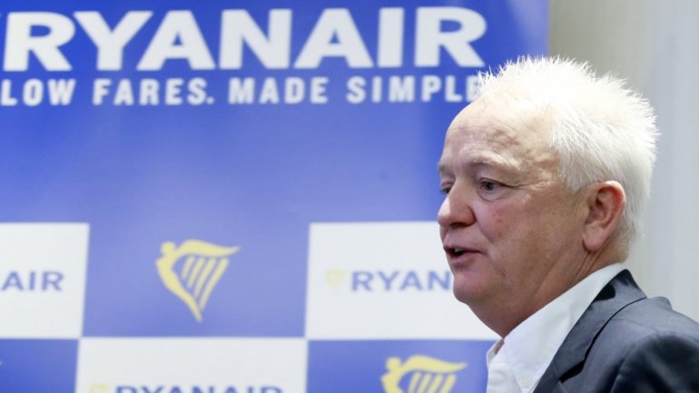 Eddie Wilson, presidente executivo da Ryanair, defende que o Governo devia ter abolido &quot;as taxas nos aeroportos portugueses nos próximos três anos&quot; em vez de apoiar a TAP
