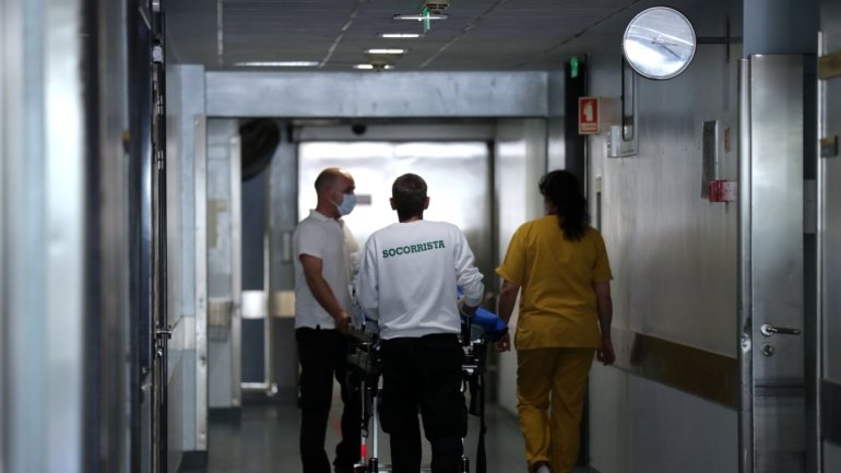 Os hospitais estão a atender uma proporção cada vez maior de casos ligeiros