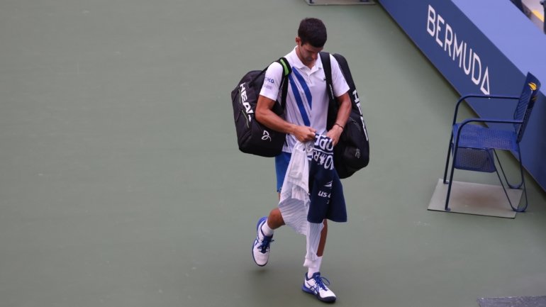 Novak Djokovic ainda não perdeu qualquer jogo em 2020 mas foi desqualificado do US Open, o primeiro Grand Slam depois da pandemia
