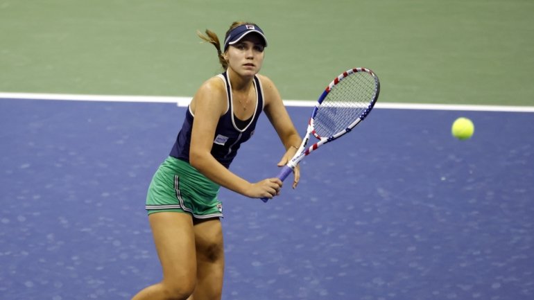 A eliminação de Kenin, que venceu o seu primeiro torneio 'Grand Slam' em fevereiro no Open da Austrália, surge após Karolina Pliskova, primeira cabeça de série, ter sido afastada na segunda ronda