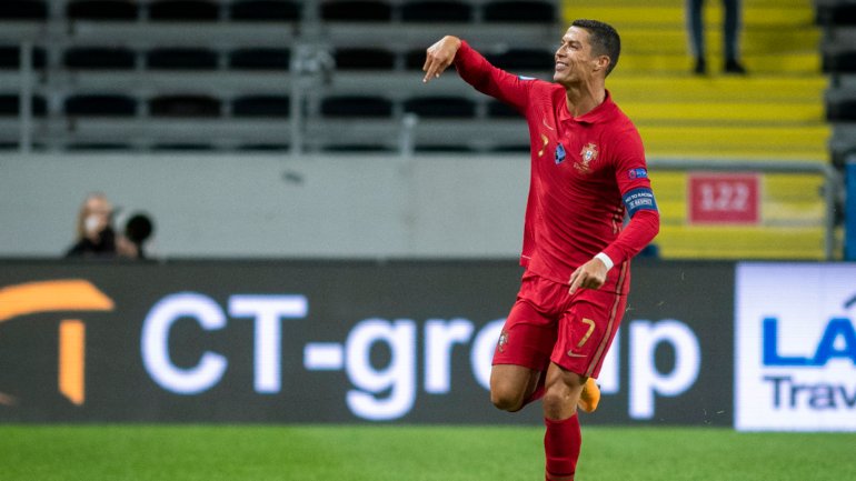 &quot;Eu, aqui&quot;: Ronaldo fez o segundo jogo na Friends Arena em Solna e marcou um total de cinco golos dos sete que leva contra a Suécia