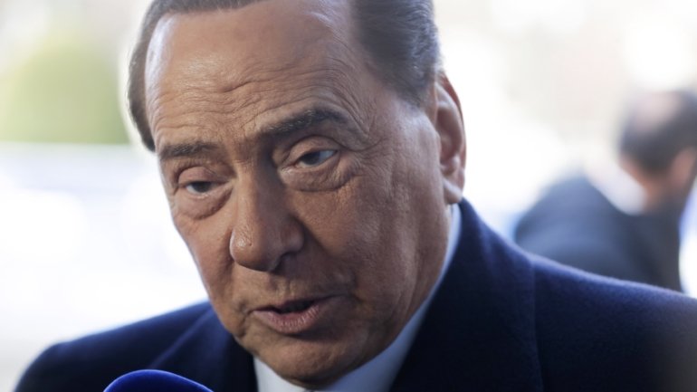 Berlusconi deu positivo após regressar casa de uma viagem de França, onde visitou Marina, a sua filha mais velha
