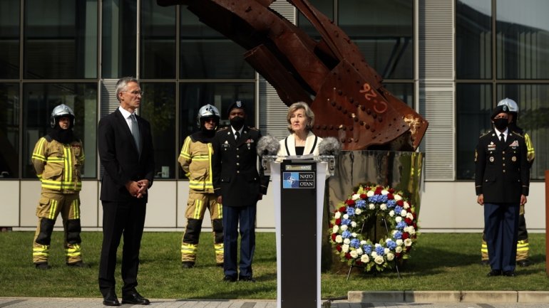 A cerimónia incluiu simbolicamente um minuto de silêncio à mesma hora a que o primeiro avião chocou contra a torre norte do World Trade Center