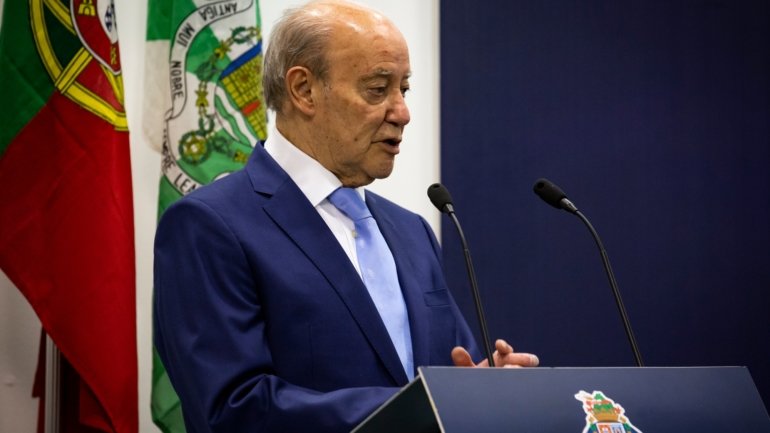 Pinto da Costa critica o primeiro-ministro por estar a &quot;asfixiar os clubes de futebol&quot;