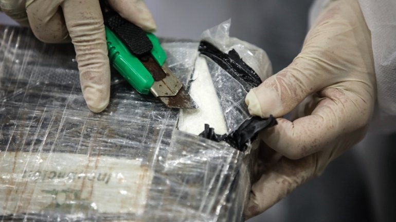 Entre outros objetos e valores, foram apreendidos três quilos de cocaína, um quilo de canábis e 300 gramas de heroína