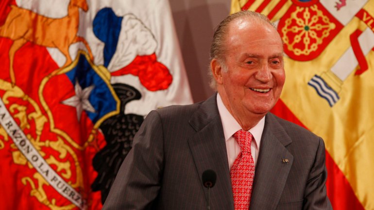 A antiga amante de Juan Carlos critica também a decisão de afastá-lo de Espanha numa altura crítica para a sua saúde