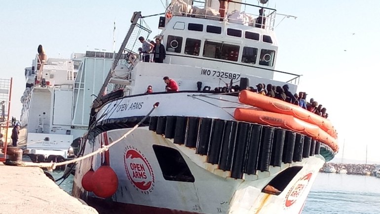Cerca de 125 ocupantes atiraram-se ao mar, em desespero e na tentativa de chegar a nado a Palermo