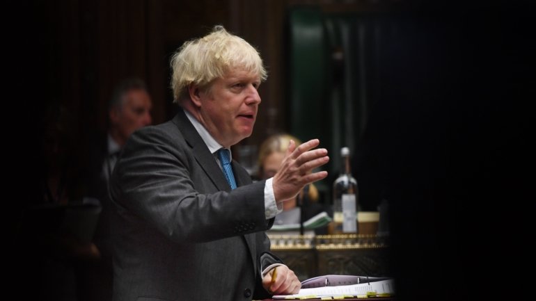 O governo de Boris Johnson começou a aliviar em junho o confinamento decretado a 23 de março