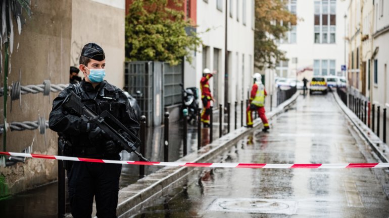 O ataque aconteceu junto à antiga redação do Charlie Hebdo, na rua Nicolas Appert