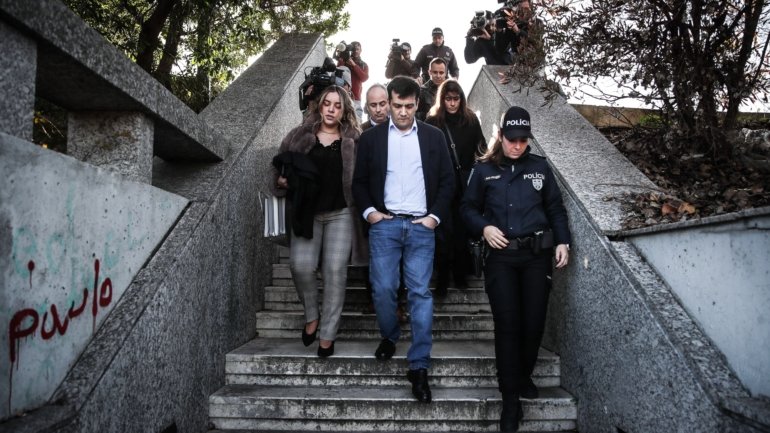 António Joaquim (no centro) chegou a ser absolvido do homicídio do triatleta, mas o Ministério Público recorreu