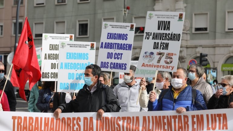 Os trabalhadores começaram a chegar à porta do Ministério do Trabalho pelas 11:00, numa ação convocada pela Federação dos Sindicatos de Agricultura, Alimentação, Bebidas, Hotelaria e Turismo de Portugal