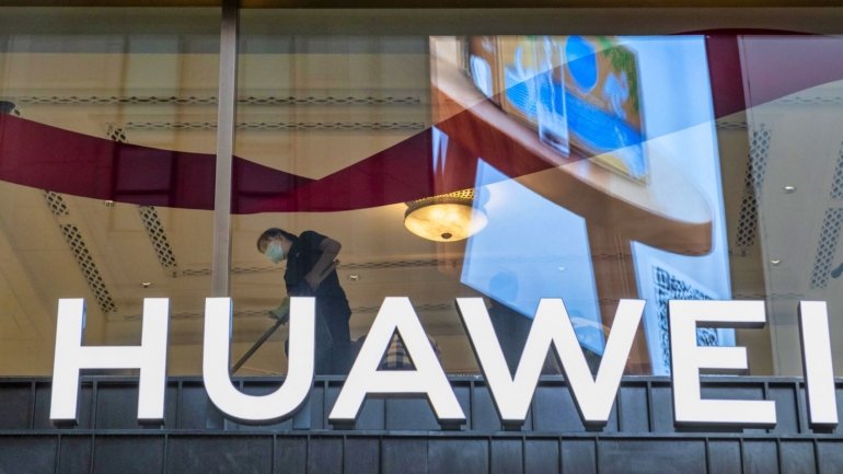 A Huawei está a lutar contra sanções dos EUA, que cortaram o acesso à maioria da tecnologia e componentes norte-americano