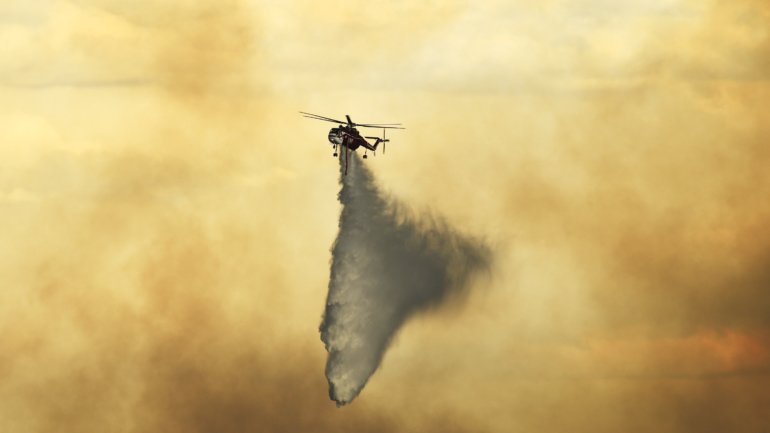 Os incêndios provocaram nuvens de fumo tão espessas que dificultam o trabalho das equipas de combate ao fogo